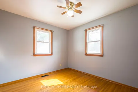 18 Harris Cres, Belleville, ON K8P 2M6