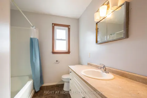 18 Harris Cres, Belleville, ON K8P 2M6
