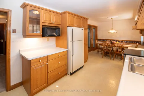 17 Stormont Dr, London, ON N5Z 3Z4