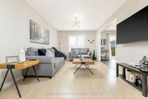 9 Warren St, Guelph, ON N1E 7K4