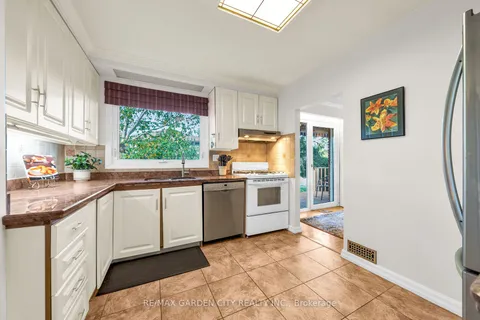 11 Centennial Dr, Grimsby, ON L3M 3V9