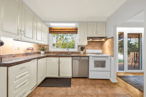 11 Centennial Dr, Grimsby, ON L3M 3V9