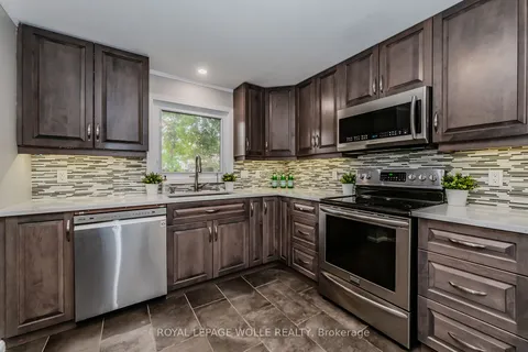 332 Sandowne Dr, Waterloo, ON N2K 1V8