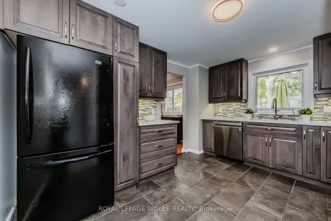 332 Sandowne Dr, Waterloo, ON N2K 1V8