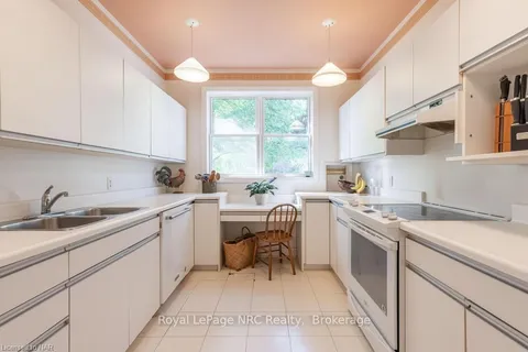 39 Salina St, St. Catharines, ON L2R 7N3