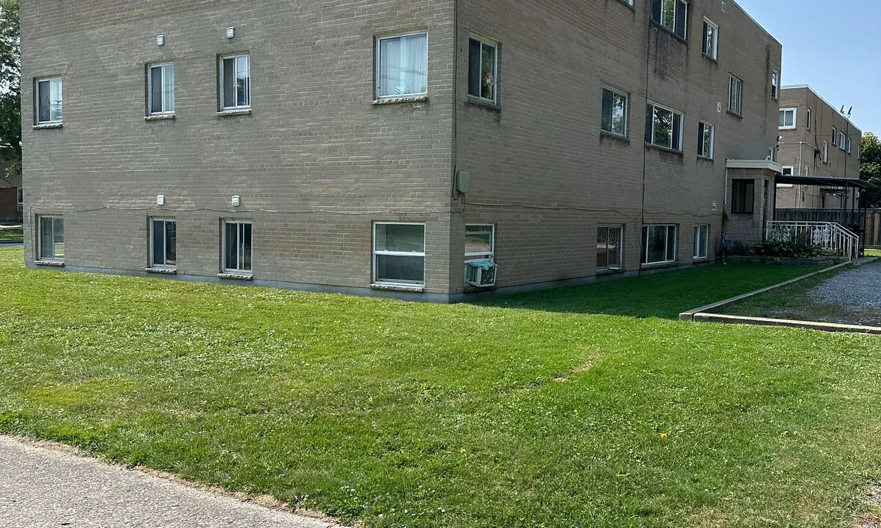 121 Walnut Ave, Sarnia, ON N7T 3V5