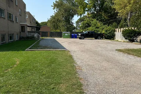 121 Walnut Ave, Sarnia, ON N7T 3V5