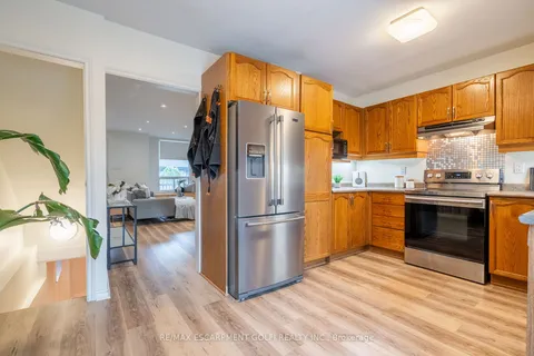 22 Bayfield Ave, Hamilton, ON L8H 3M4