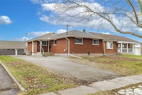 7156 WARDEN Ave, Niagara Falls, ON L2G 5P8