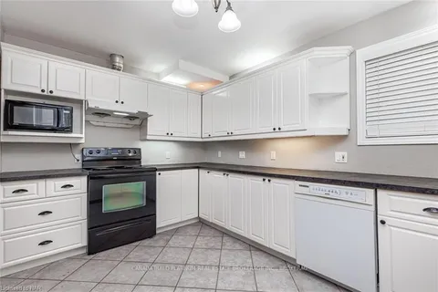 7156 WARDEN Ave, Niagara Falls, ON L2G 5P8