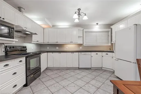 7156 WARDEN Ave, Niagara Falls, ON L2G 5P8