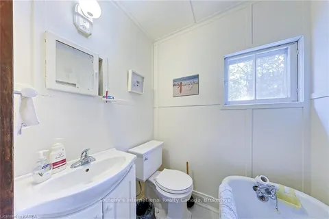 1 PITCH PINE, South Frontenac, ON K0H 1H0