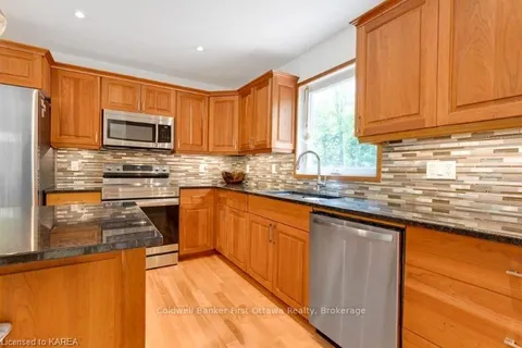 195 MAPLE St, Lanark Highlands, ON K0G 1K0