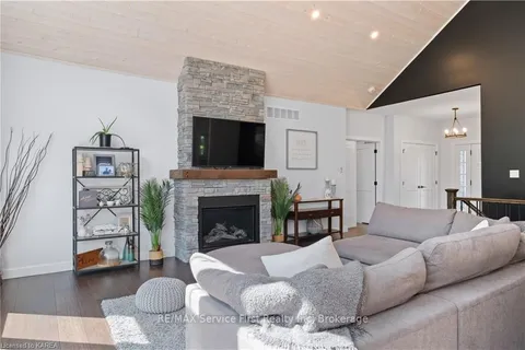 1004 APPLEWOOD Lane, South Frontenac, ON K0H 1X0