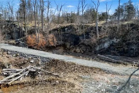 6 CRANBERRY COVE Lane, South Frontenac, ON K0H 2N0