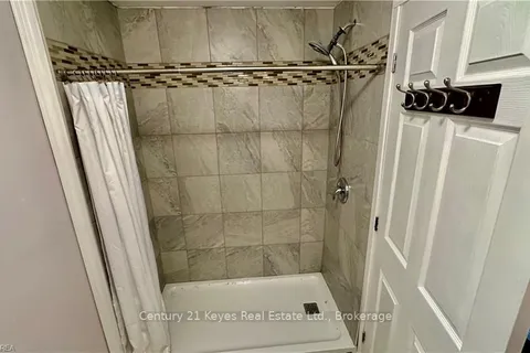 271 SYDENHAM St, Gananoque, ON K7G 1C4