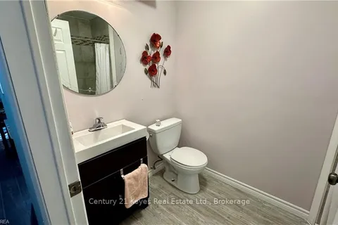 271 SYDENHAM St, Gananoque, ON K7G 1C4