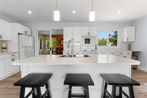 912 8TH LINE ROAD Rd, Frontenac Islands, ON K0H 2Y0