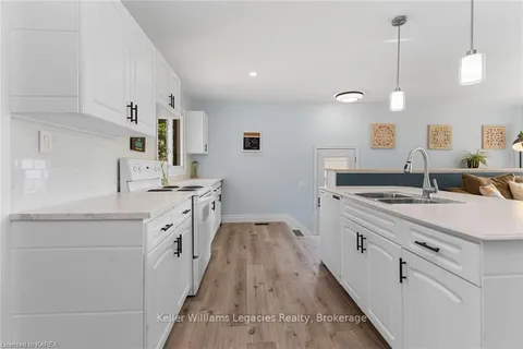 912 8TH LINE ROAD Rd, Frontenac Islands, ON K0H 2Y0