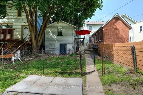 243 KING St, Gananoque, ON K7G 1G4