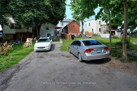 243 KING St, Gananoque, ON K7G 1G4