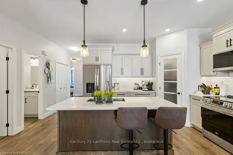 26 RAYCROFT Dr, Belleville, ON K8N 0R4