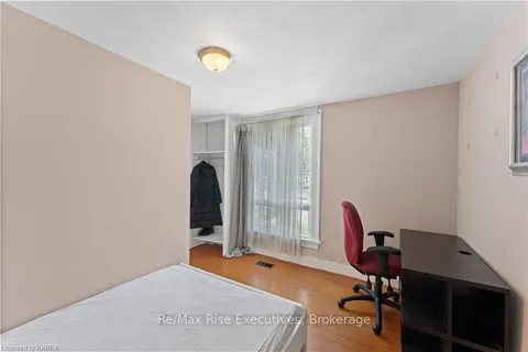 286 YORK St, Kingston, ON K7K 1R6