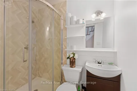 286 YORK St, Kingston, ON K7K 1R6