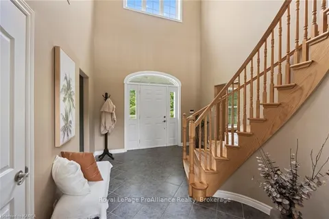 500 DEERVIEW Dr, Kingston, ON K7L 5H6