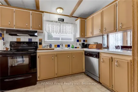 7 CEDAR St, Greater Napanee, ON K7R 3L1