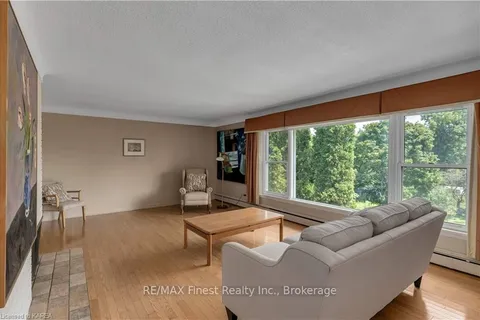 432 SOUTHWOOD Dr, Kingston, ON K7M 5P6