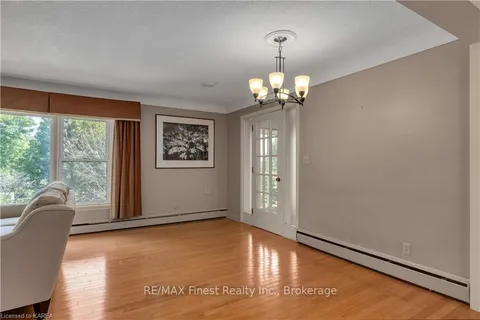 432 SOUTHWOOD Dr, Kingston, ON K7M 5P6