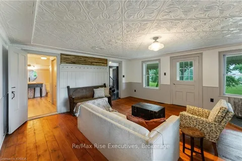 2926 FREEMAN Rd, South Frontenac, ON K0H 2T0