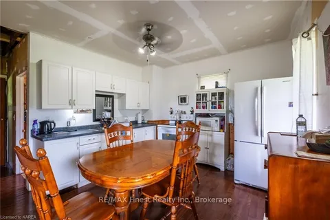 698 RUSSELL Rd, ON K0E 1L0