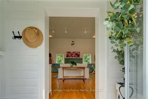 9 MCANDREWS Rd, Rideau Lakes, ON K0G 1X0