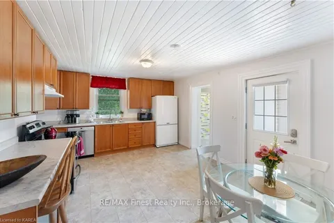 30 KING St, ON K0K 2T0