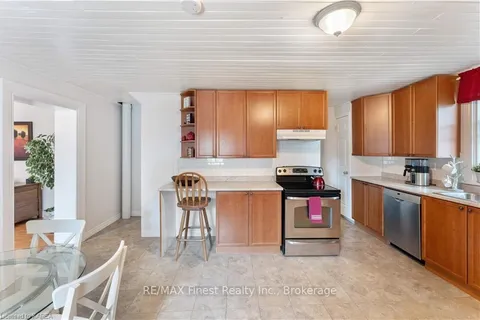 30 KING St, ON K0K 2T0