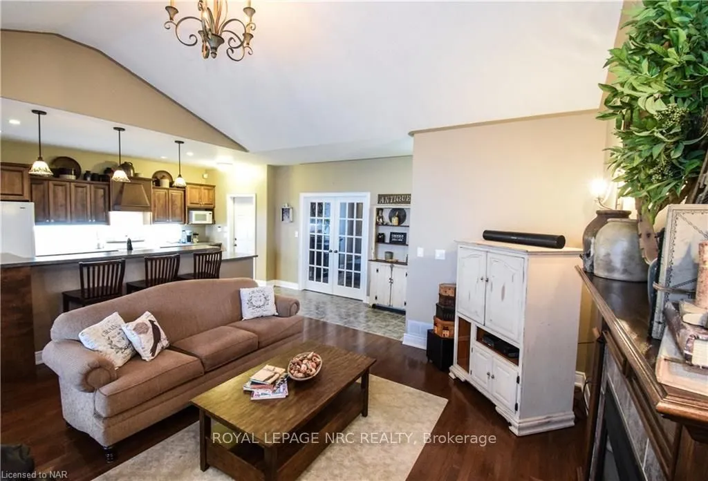 Detached living room at 870 CENTRALIA Ave Fort Erie