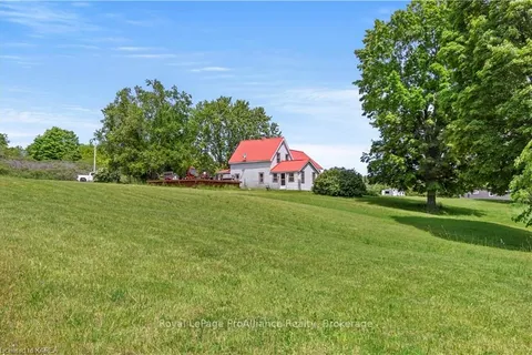 12 CHIPMUNK Lane, South Frontenac, ON K0H 2V0