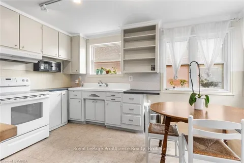 205 ADELAIDE St, Kingston, ON K7K 1Y6