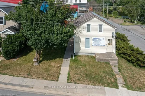 59 CENTRE St, Greater Napanee, ON K7R 1M8