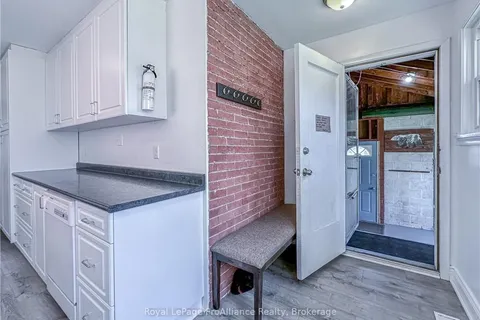 240 NELSON St, Kingston, ON K7K 4M7