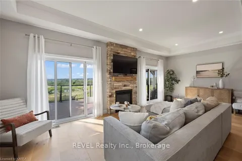 1249 CARFA Cres, Kingston, ON K7P 0M8