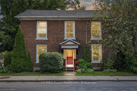 159 MONTREAL St, Kingston, ON K7K 3G2