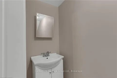 6 PINE St, Kingston, ON K7K 1W1