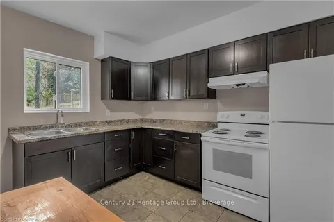 6 PINE St, Kingston, ON K7K 1W1