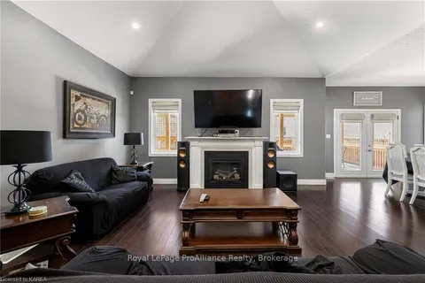 868 ROSHAN Dr, Kingston, ON K7P 0B2