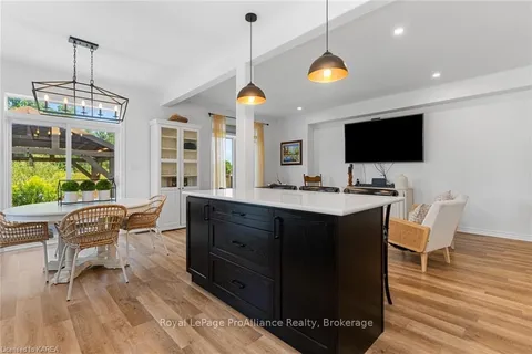 1364 OTTAWA St, Kingston, ON K7P 0C2