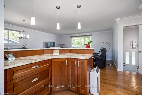 981 HUDSON Dr, Kingston, ON K7M 5K5