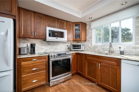 981 HUDSON Dr, Kingston, ON K7M 5K5